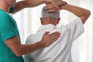 osteopata trabajando la espalda de un paciente