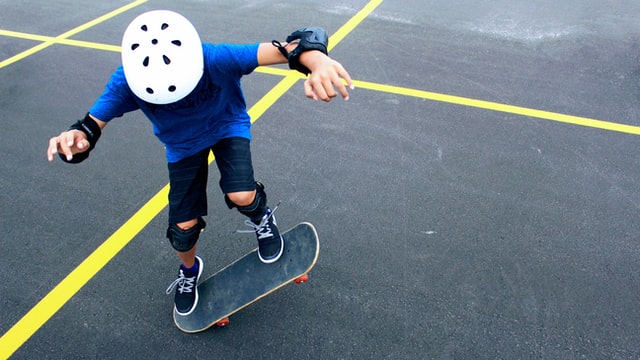 niño haciendo skate, son protecciones